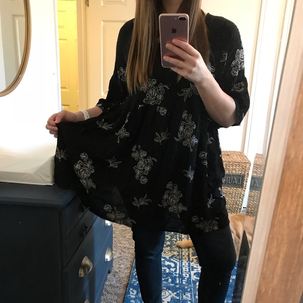 Adorable tunic with floral embroidery